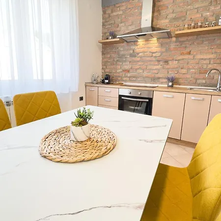 Apartman Luxurious And Cosy Brick - Free Private Parking