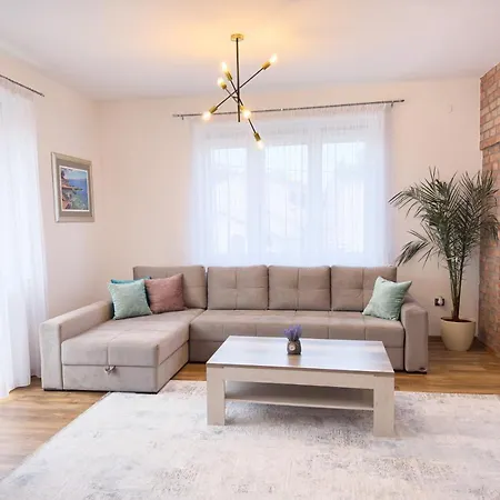 Luxurious And Cosy Brick - Free Private Parking Apartman