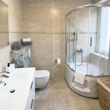 Apartman Luxurious And Cosy Brick - Free Private Parking