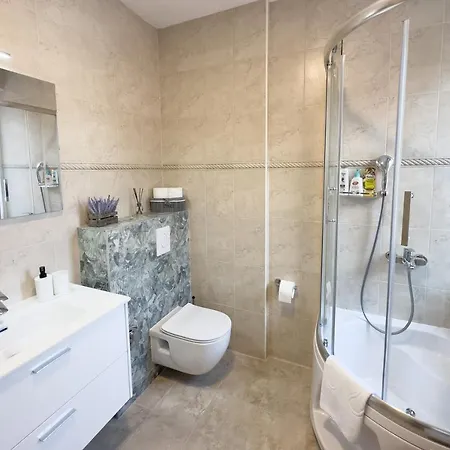 Luxurious And Cosy Brick - Free Private Parking *