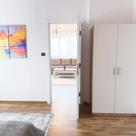 Luxurious And Cosy Brick - Free Private Parking Apartment