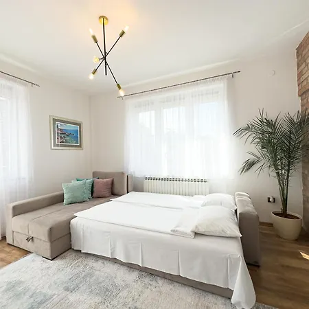 Luxurious And Cosy Brick - Free Private Parking Apartment