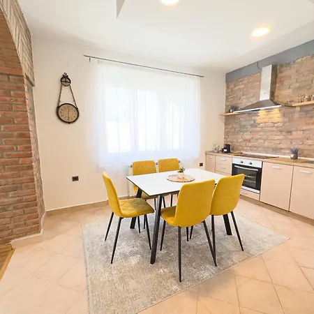 Luxurious And Cosy Brick - Free Private Parking Apartman *